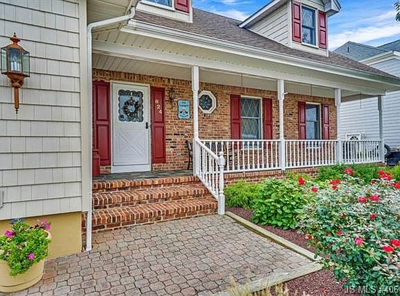 2nd image of 824 Forepeak Dr