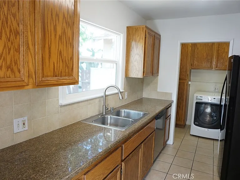 5540 Balboa Blvd — Photo 13
