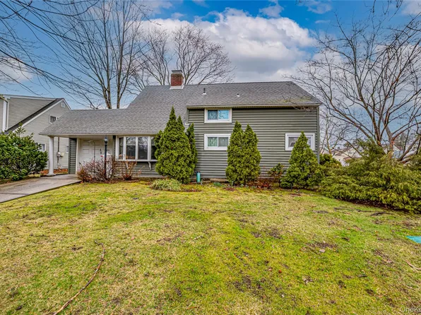 55 Ball Park Lane, Hicksville, NY 11801