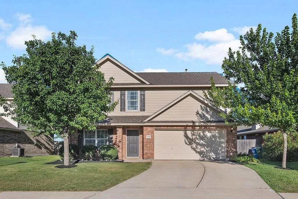 3 bed, 2.5 bath, 2088 sqft, $2,450 — Photo 2