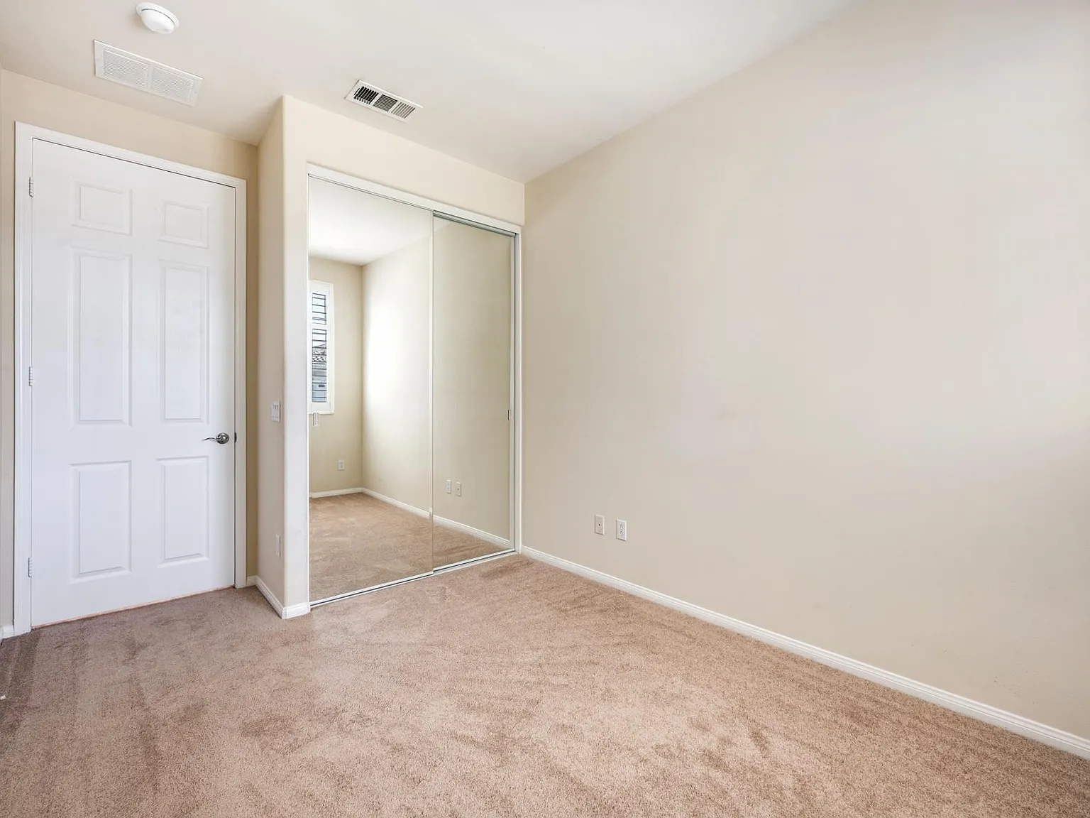 2 bed, 1392 sqft, $2,700 — Photo 4