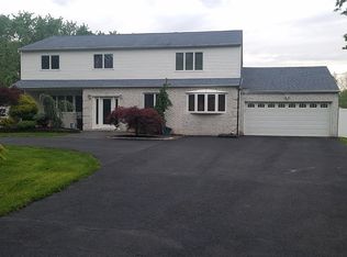 5 Chesapeake Rd, Manalapan, NJ 07726