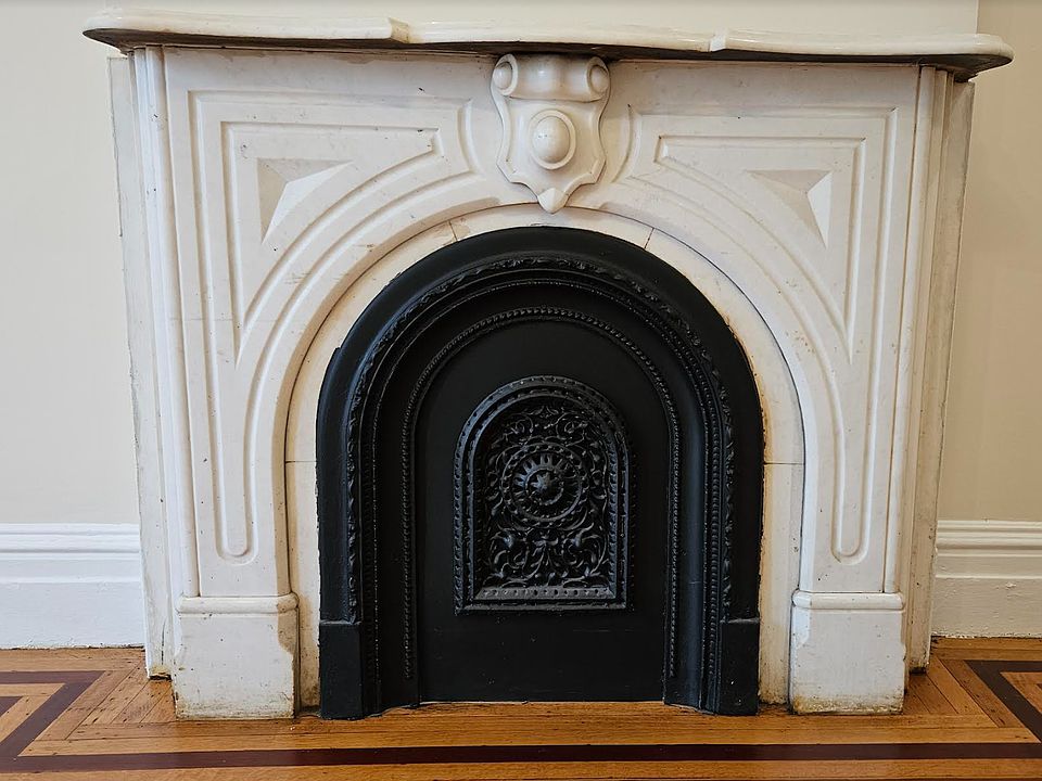 The owner's duplex is filled with architectural details: 3 decorative marble fireplaces, detailed plaster moldings and oak-walnut hardwood floors.