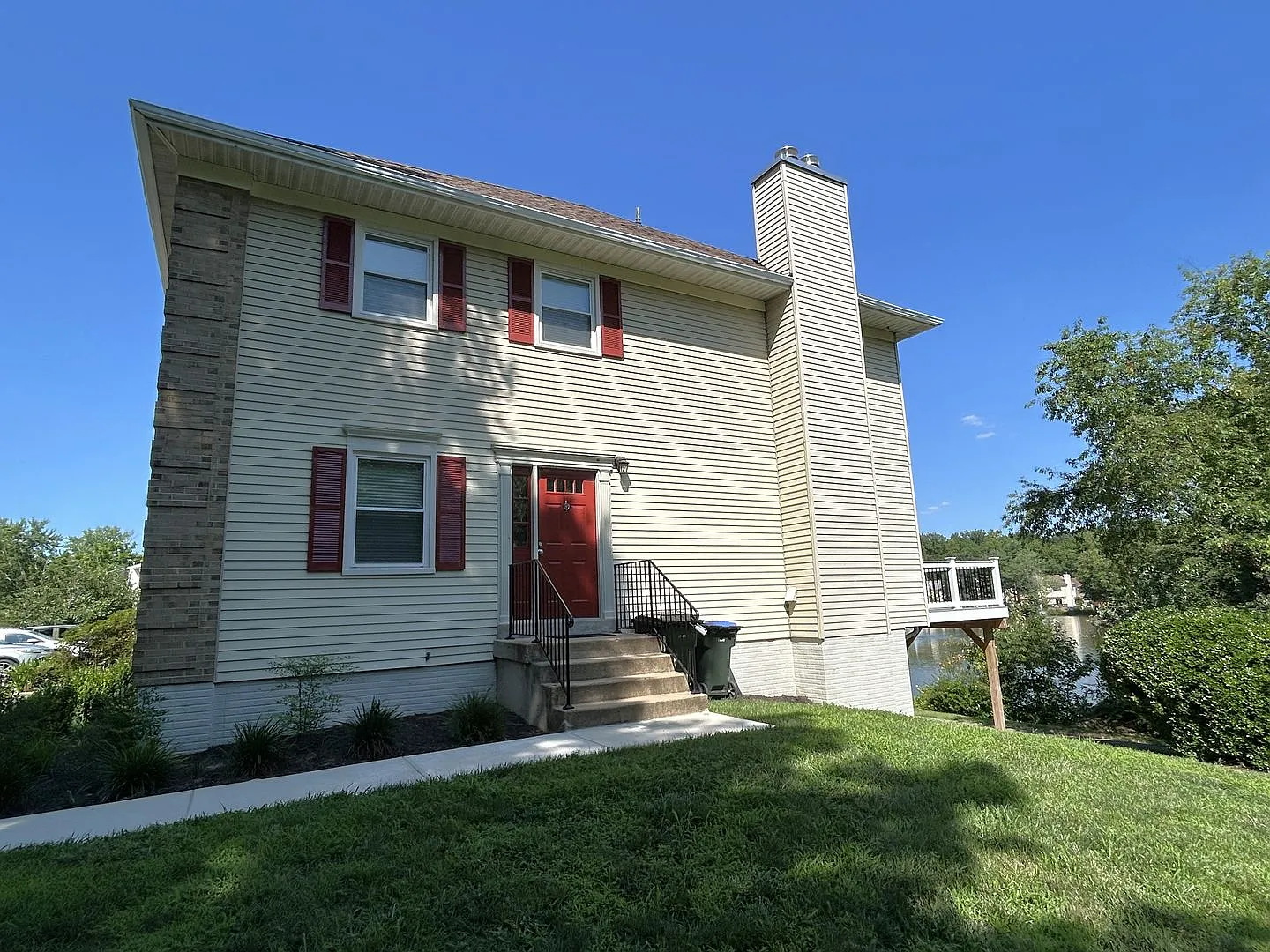 Prime Lake Front Cul-De-Sac Location — Photo 2