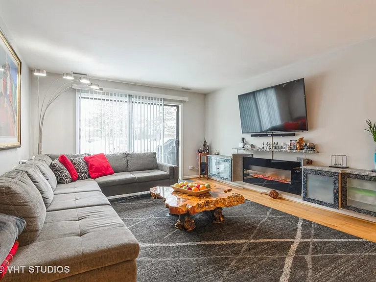 1026 Castilian Ct #114 — Photo 4