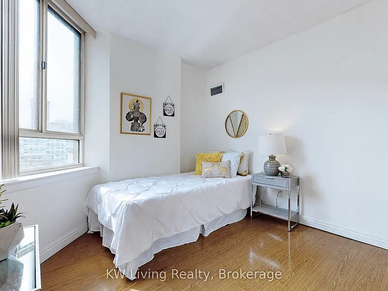 633 Bay St #814 — Photo 33