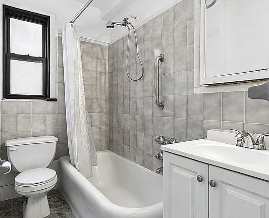 4th image of 225 E 79th St APT 6D
