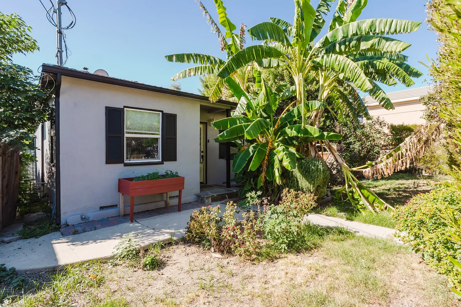 3 bed, 900 sqft, $3,300 — Photo 2