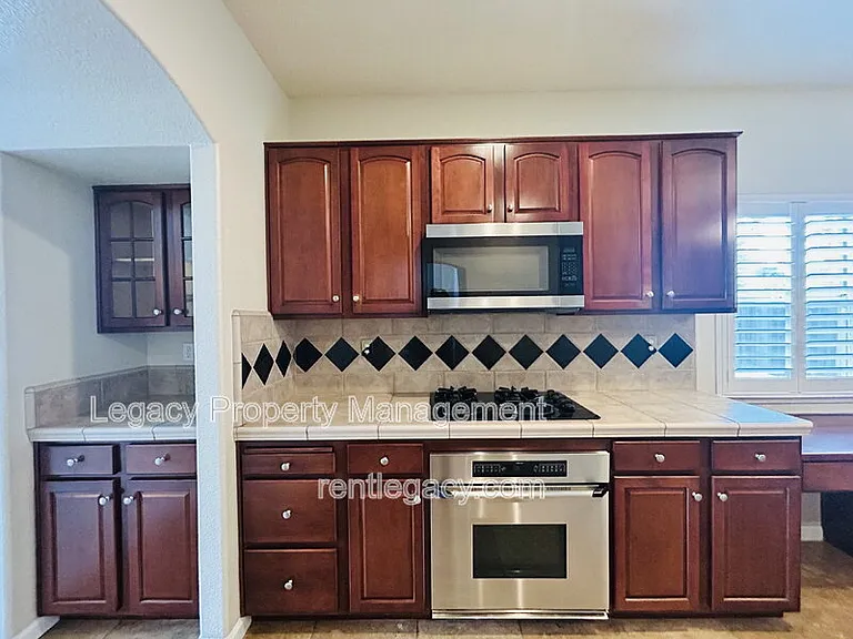 523 Cascade Dr — Photo 8