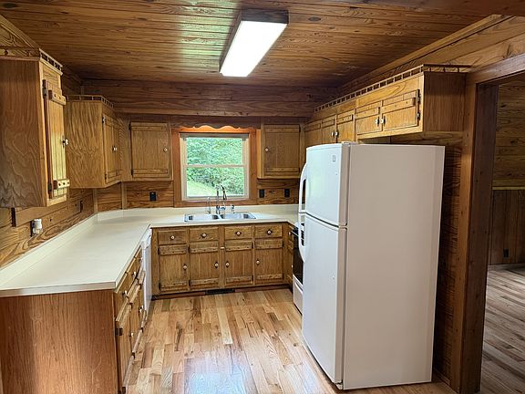 3rd image of 1081 Savely Rd