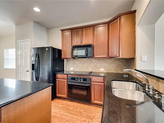 4th image of 2821 Tangerine Ln