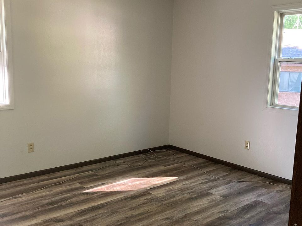 1st image of 301 W Bert St