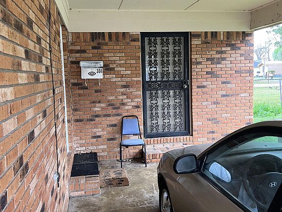 5th image of 301 Languille Ave W