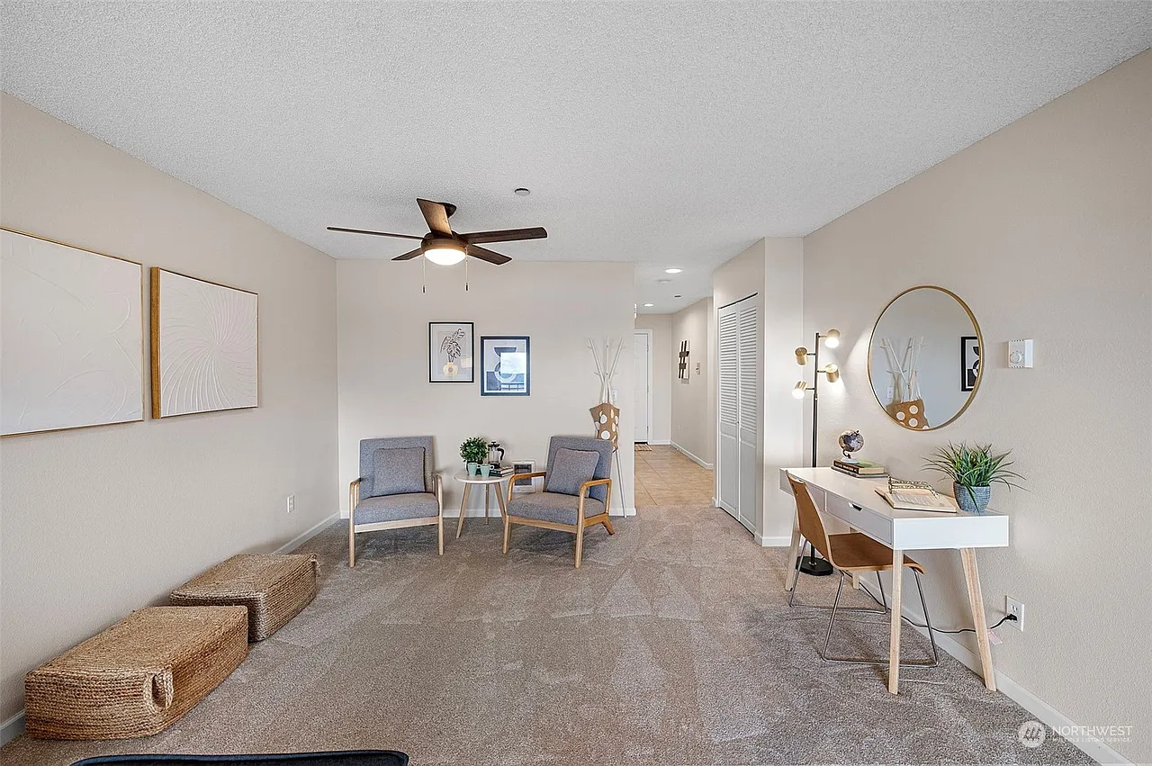 1902 Bridgeport Way W — Photo 2
