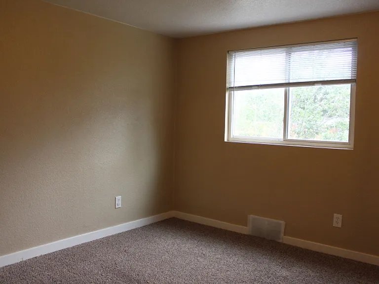 7496 Locust St — Photo 11