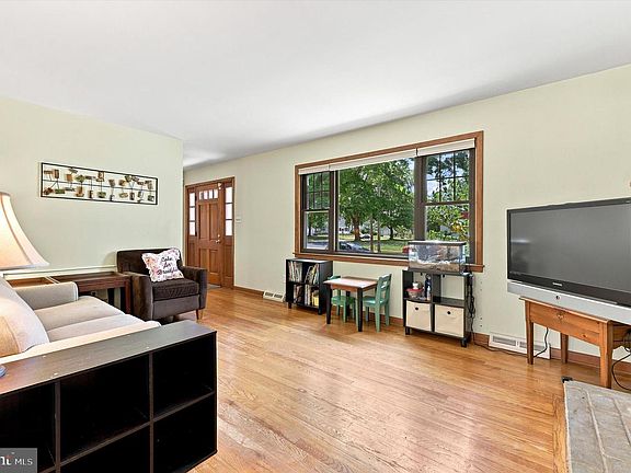 5th image of 18 Rockland Rd