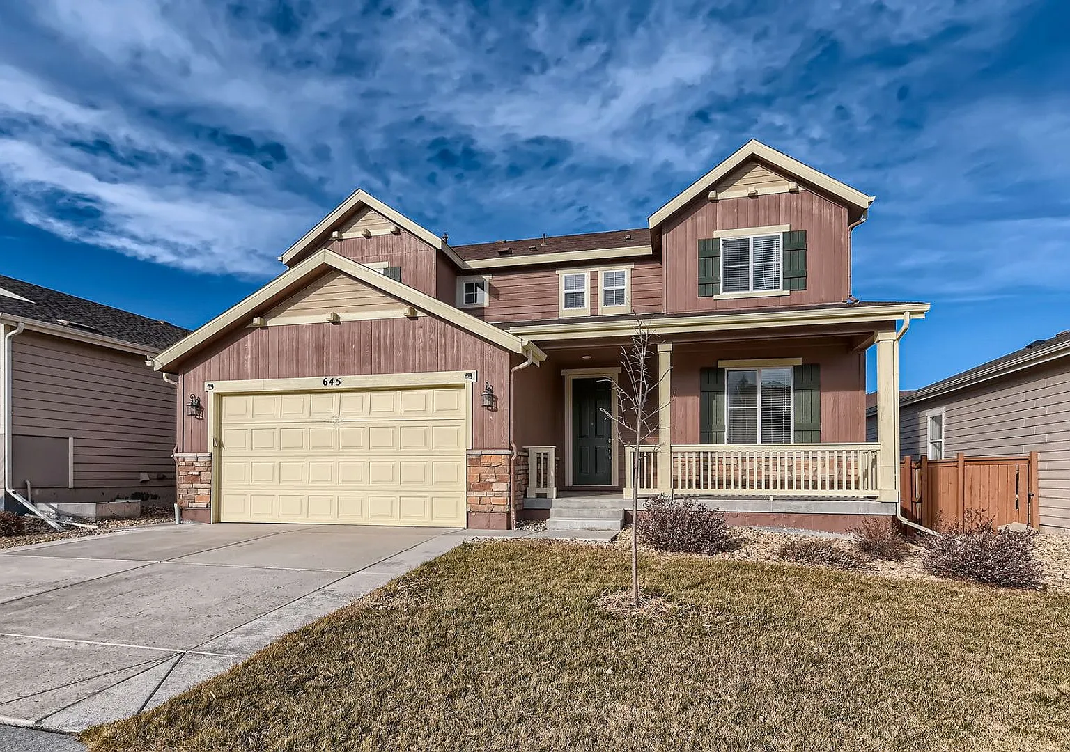 Beautiful 5 Bedroom Home Available NOW! — Photo 2