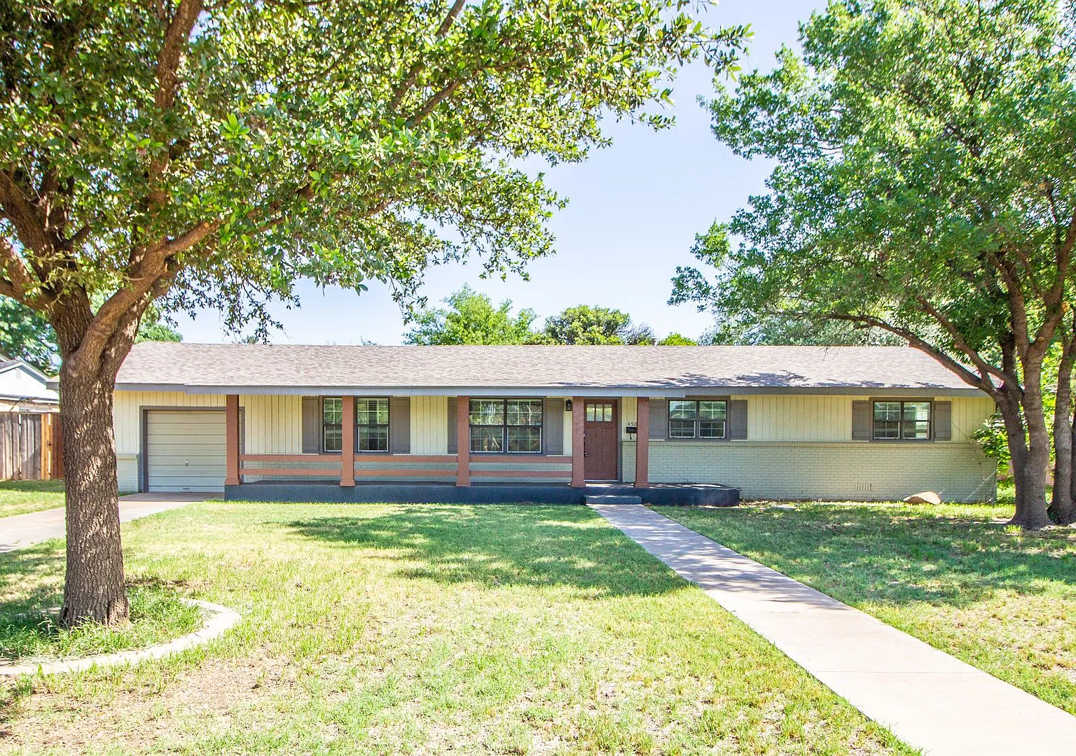 Spacious 3 bed 2 bath Home — Photo 1