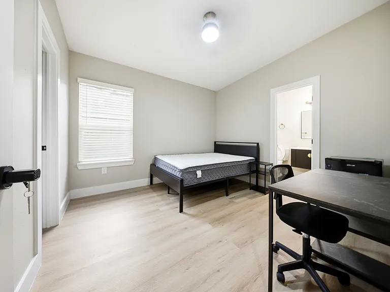 5207 Cortelyou Ln — Photo 2