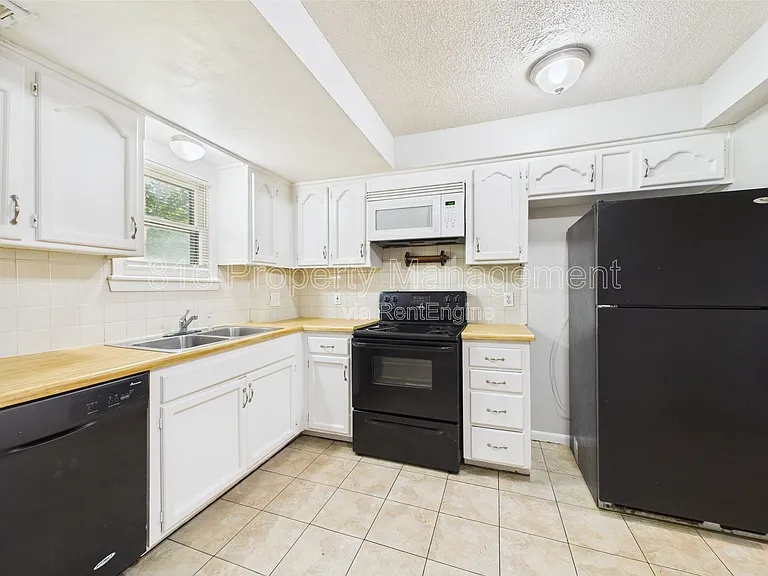 1229 W Hayward Ave #C — Photo 5