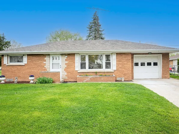 921 Meadow Ct, Bradley, IL 60915