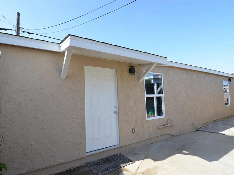 926 W School St — Photo 1