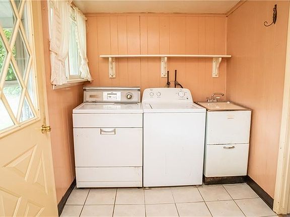 3rd image of 136 Cottage Ave