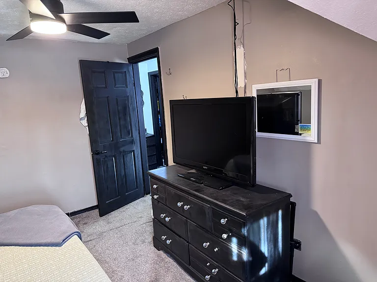 131 E Fox St — Photo 4