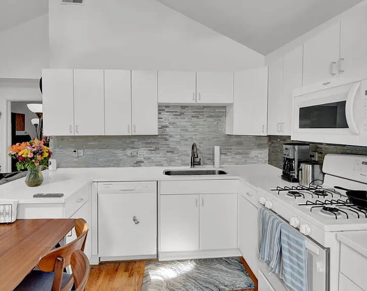 2642 N Marshfield Ave — Photo 30