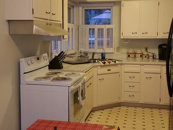 3rd image of 272 W 10th St