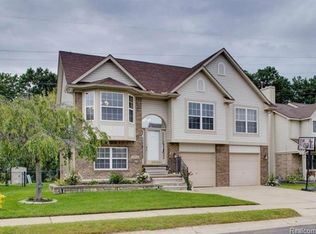 24768 Christina Dr, Flat Rock, MI 48134