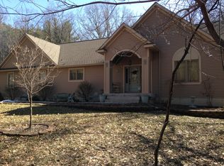 26 Flat River Dr SE, Lowell, MI 49331