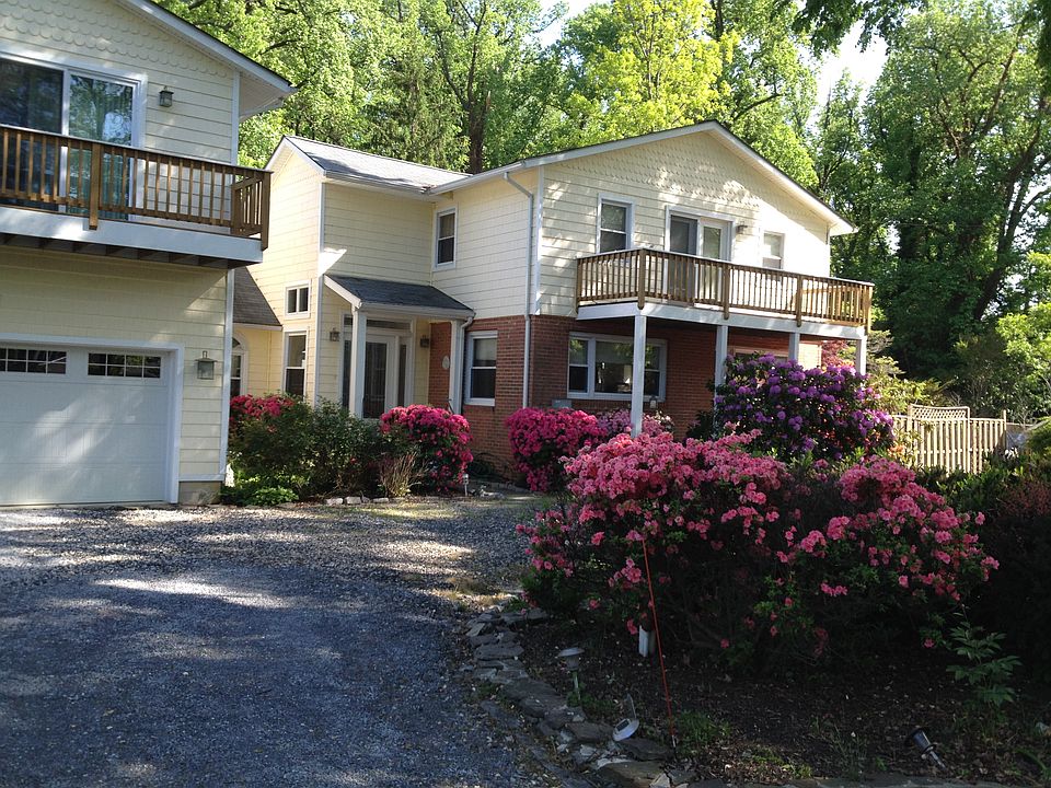 Circular driveway & garage.