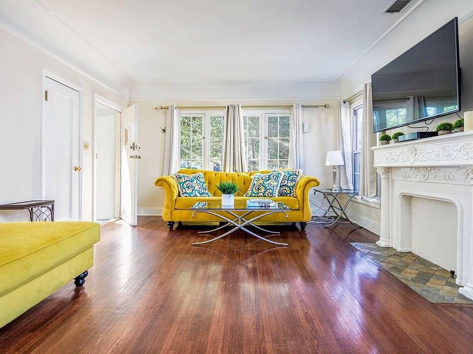 Entrance area. Hardwood floors. Walk in closet in the entrance