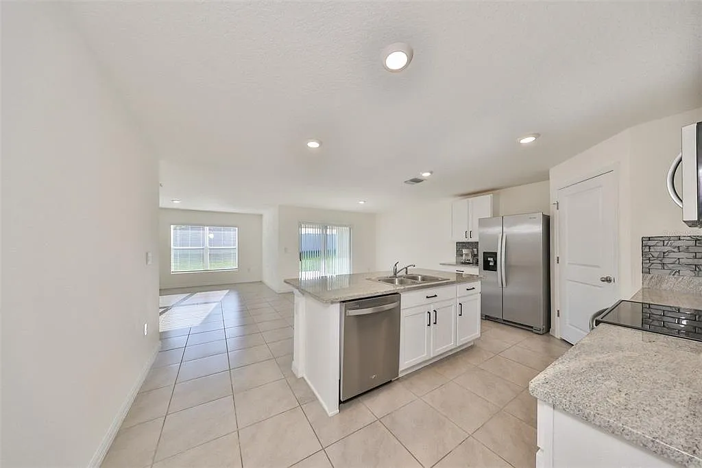 4 bed, 2.0 bath, 1846 sqft, $2,395 — Photo 3