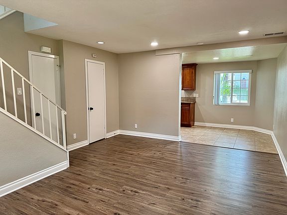 4th image of 9156 Burke St #1