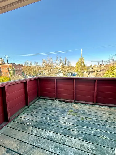 Vintage Upstairs 2 Bedroom With Patio In Hollywood District ~ Near It All! Off Street Parking~ Pe... Photo 1