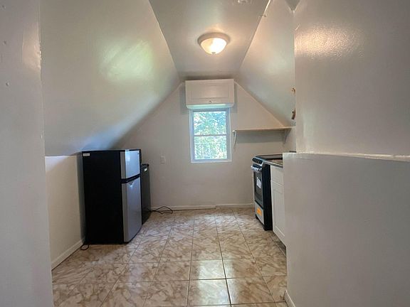 4th image of 32 N Bond St Floor 2