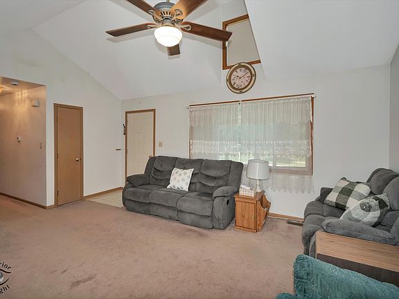 4th image of 930 Meadowbrook Rd