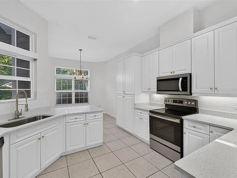 914 SW 83rd Ter — Photo 4