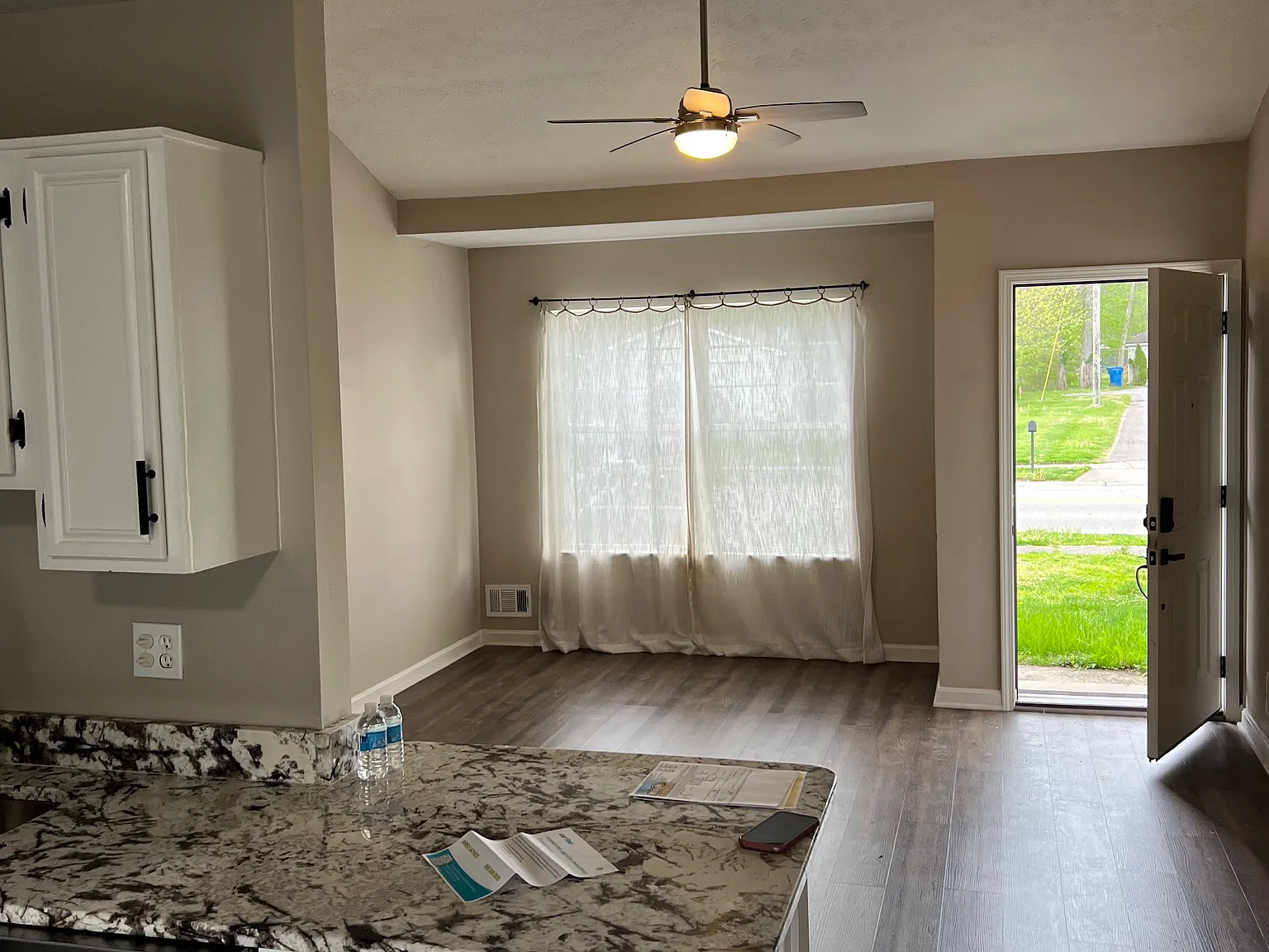 3 bed, 1200 sqft, $1,900 — Photo 2