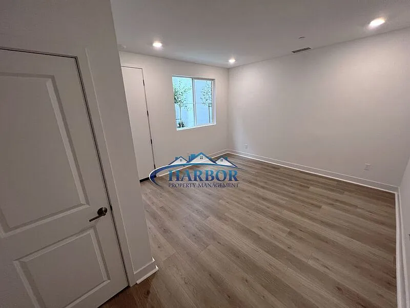 3 bed, 2.5 bath, $4,300 — Photo 2