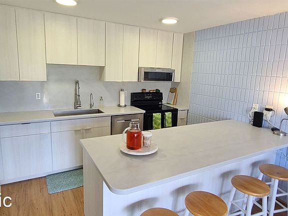 2nd image of 827 Kinau St #D302
