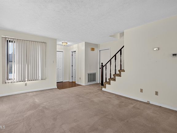 4th image of 153 Woodcrest Ln #153