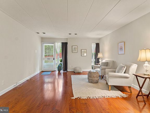 3rd image of 2523 Huntington Ave #25