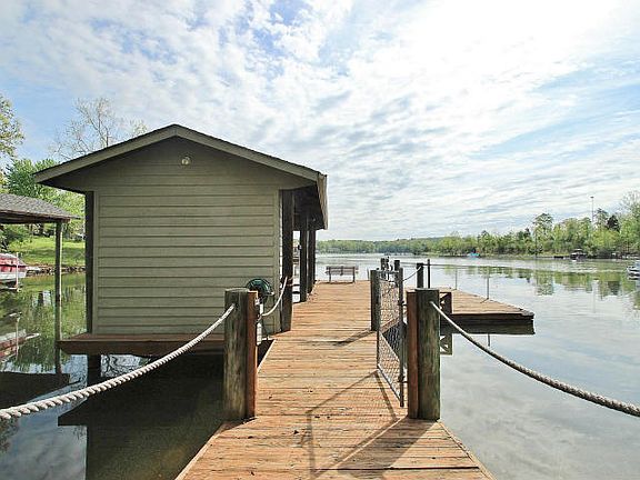 2nd image of 101 Oak Grove Dr