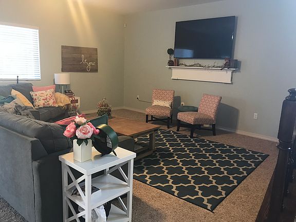 Open living room/kitchen 