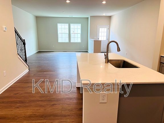 3rd image of 15753 Country House St