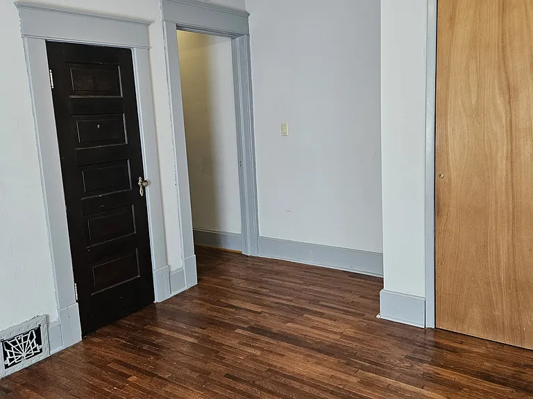 1041 W State St — Photo 18