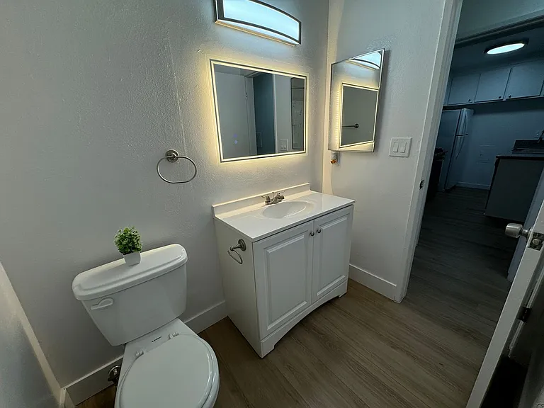 14220 Burbank Blvd — Photo 38